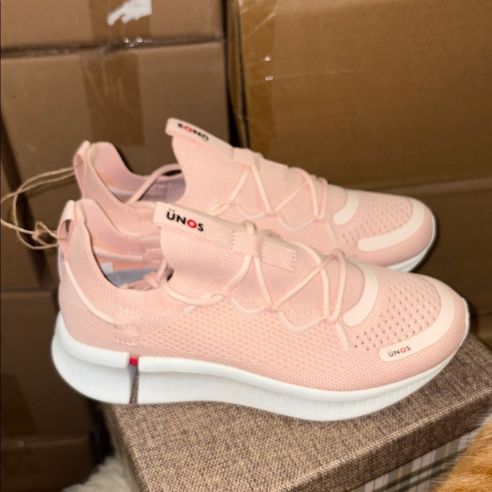 Unos tennis shoes